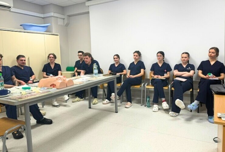 Wizyta specjalistki z zakresu leczenia ran przewlekłych w Katedrze Pielęgniarstwa